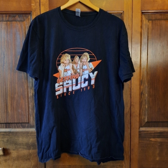 Retro Hooters "Getting Saucy Since 1983" black graphic t-shirt - Picture 1 of 9